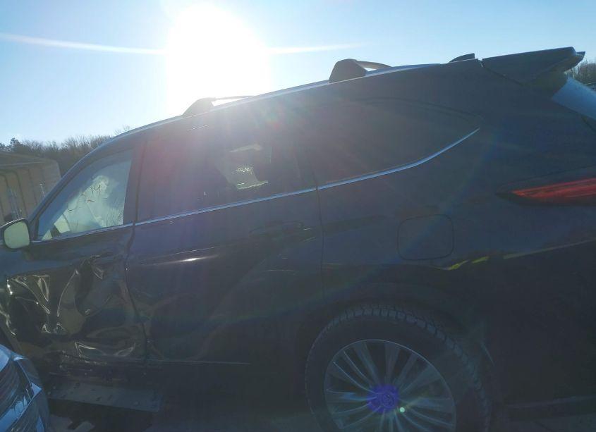 Photo 15 of 2023 Toyota Highlander PLATINUM (VIN 5TDKDRAH0PS045971)