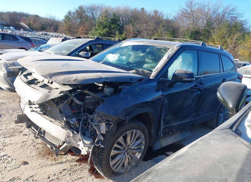 Photo 2 of 2023 Toyota Highlander PLATINUM (VIN 5TDKDRAH0PS045971)