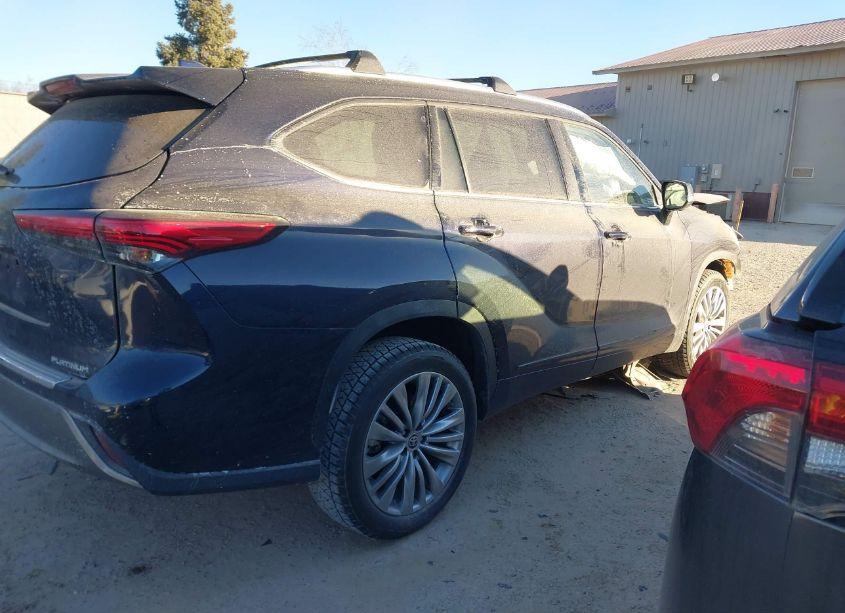 Photo 4 of 2023 Toyota Highlander PLATINUM (VIN 5TDKDRAH0PS045971)