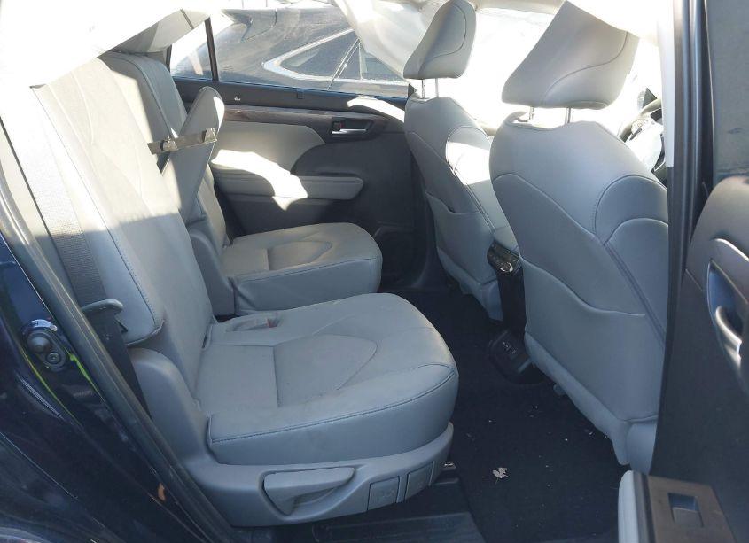 Photo 8 of 2023 Toyota Highlander PLATINUM (VIN 5TDKDRAH0PS045971)