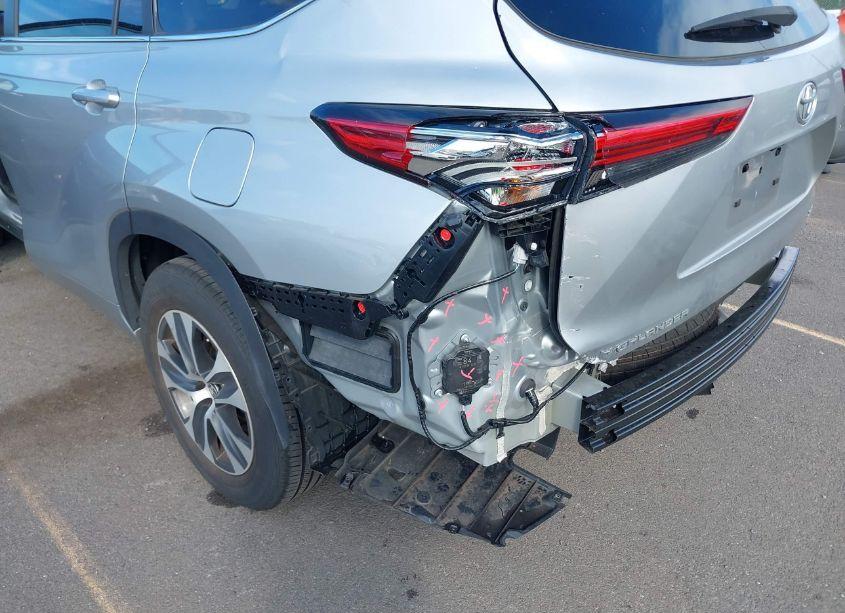 Photo 6 of 2023 Toyota Highlander XLE (VIN 5TDKDRAH0PS505436)