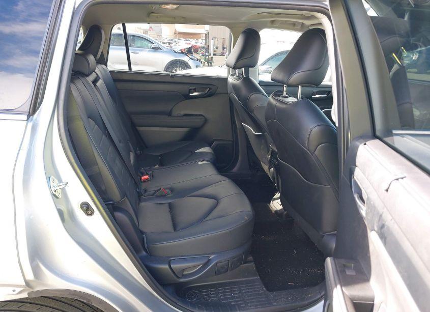Photo 8 of 2023 Toyota Highlander XLE (VIN 5TDKDRAH0PS505436)
