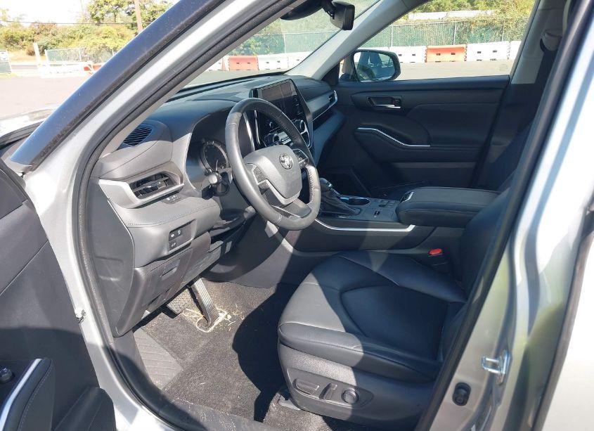 Photo 9 of 2023 Toyota Highlander XLE (VIN 5TDKDRAH0PS505436)
