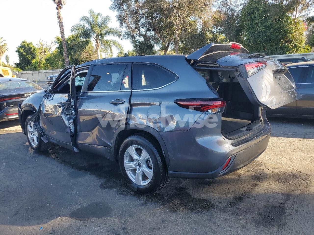 Photo 2 of 2025 TOYOTA HIGHLANDER LE (VIN 5TDKDRAH0SS551924)