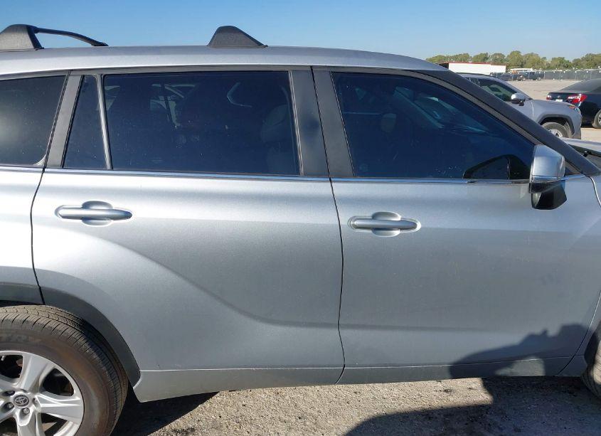 Photo 13 of 2023 Toyota Highlander LE (VIN 5TDKDRAH1PS502822)