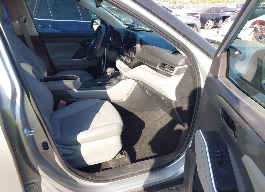 Photo 5 of 2023 Toyota Highlander LE (VIN 5TDKDRAH1PS502822)