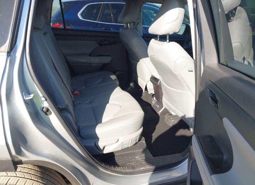 Photo 8 of 2023 Toyota Highlander LE (VIN 5TDKDRAH1PS502822)