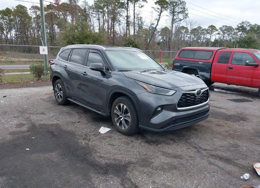 2023 Toyota Highlander XLE (VIN 5TDKDRAH2PS003754) main photo