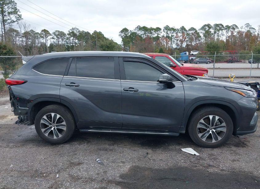 Photo 13 of 2023 Toyota Highlander XLE (VIN 5TDKDRAH2PS003754)
