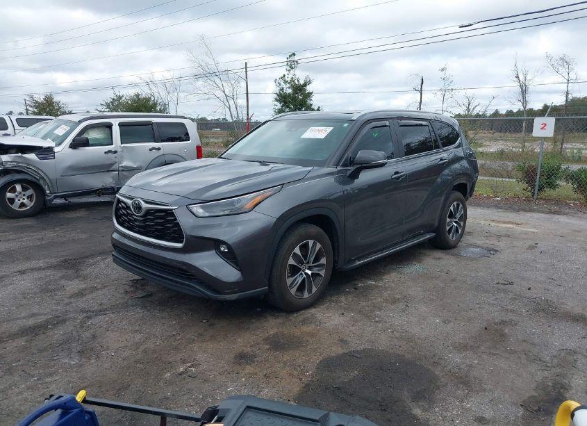 Photo 2 of 2023 Toyota Highlander XLE (VIN 5TDKDRAH2PS003754)