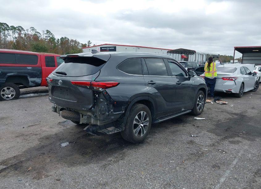 Photo 4 of 2023 Toyota Highlander XLE (VIN 5TDKDRAH2PS003754)