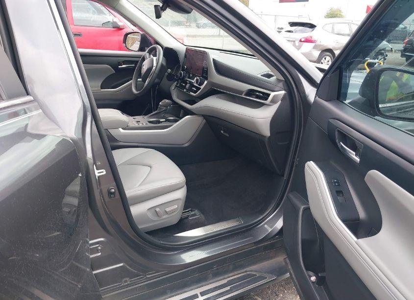 Photo 5 of 2023 Toyota Highlander XLE (VIN 5TDKDRAH2PS003754)