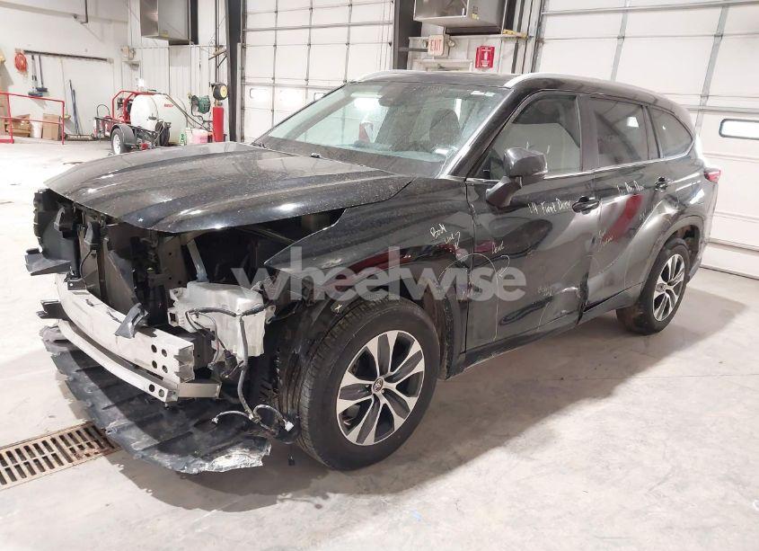 Photo 2 of 2023 Toyota Highlander XLE (VIN 5TDKDRAH2PS013944)