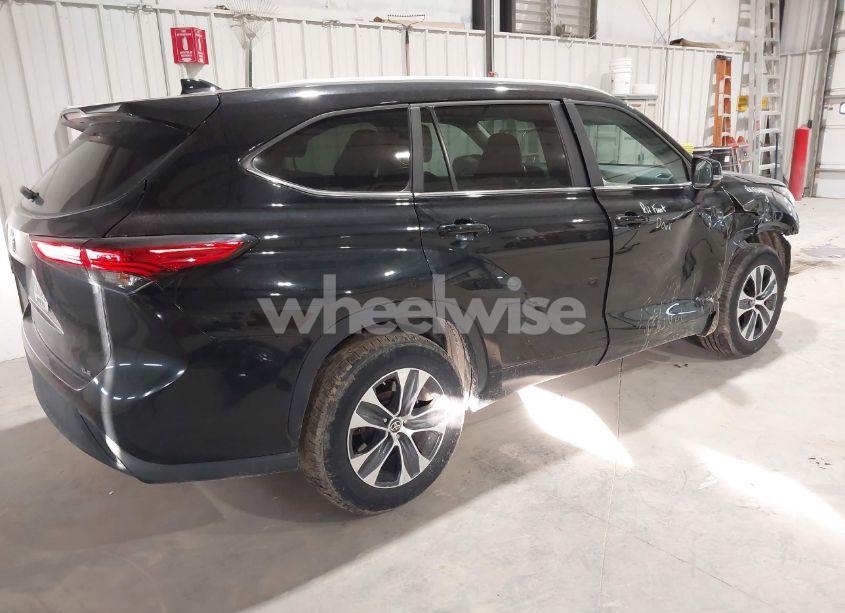 Photo 4 of 2023 Toyota Highlander XLE (VIN 5TDKDRAH2PS013944)
