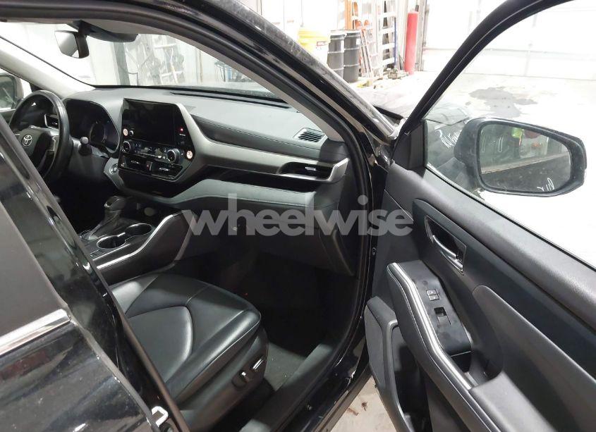 Photo 5 of 2023 Toyota Highlander XLE (VIN 5TDKDRAH2PS013944)