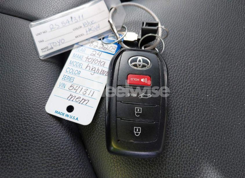 Photo 11 of 2024 Toyota Highlander XLE (VIN 5TDKDRAH2RS541311)