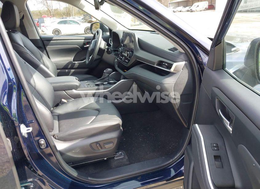 Photo 5 of 2024 Toyota Highlander XLE (VIN 5TDKDRAH2RS541311)