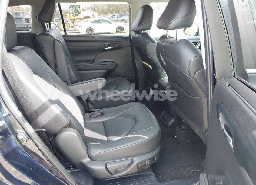 Photo 8 of 2024 Toyota Highlander XLE (VIN 5TDKDRAH2RS541311)