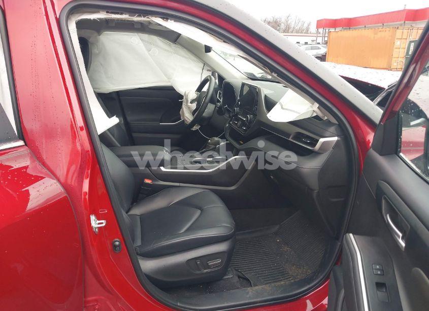 Photo 5 of 2023 Toyota Highlander XLE (VIN 5TDKDRAH3PS034088)