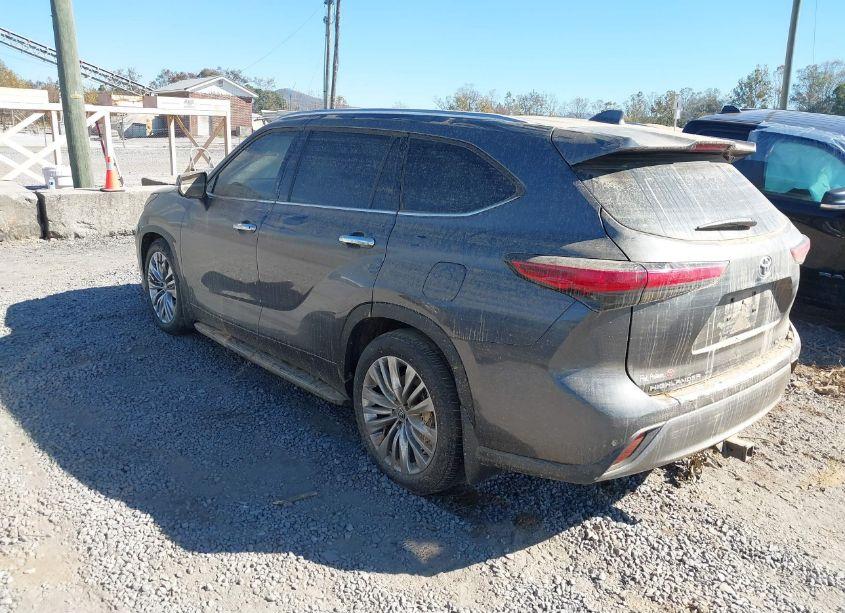 Photo 3 of 2023 Toyota Highlander PLATINUM (VIN 5TDKDRAH3PS524966)