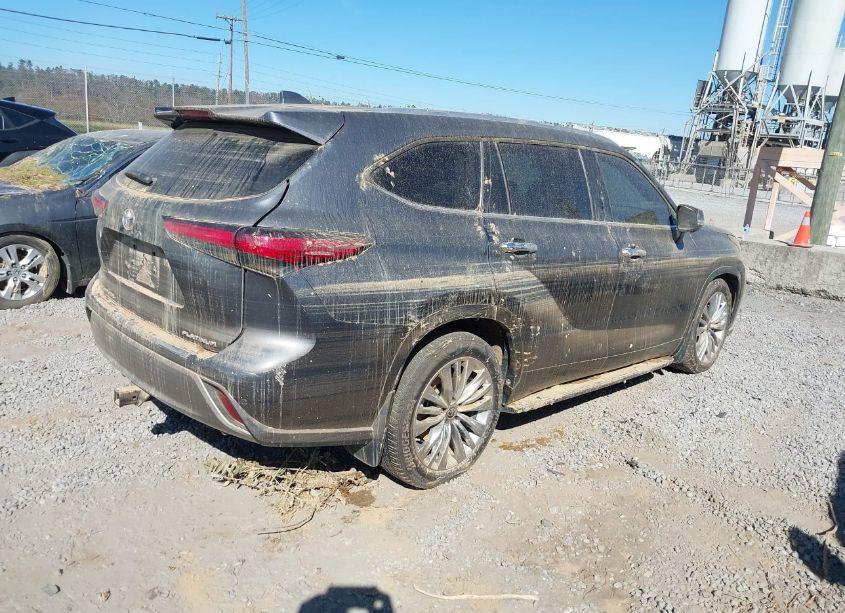 Photo 4 of 2023 Toyota Highlander PLATINUM (VIN 5TDKDRAH3PS524966)
