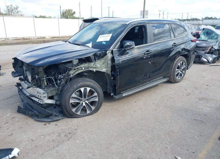 Photo 2 of 2024 Toyota Highlander XLE (VIN 5TDKDRAH3RS532987)