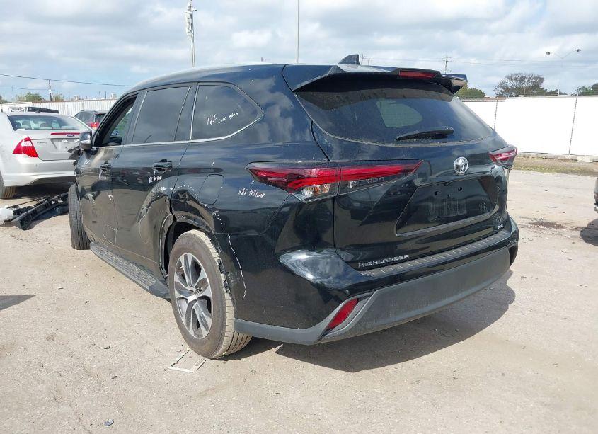 Photo 3 of 2024 Toyota Highlander XLE (VIN 5TDKDRAH3RS532987)