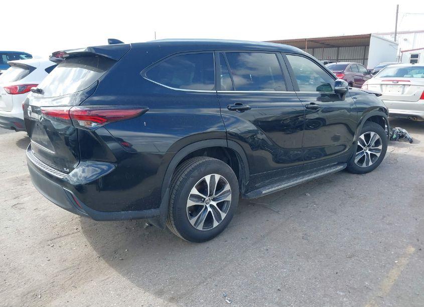 Photo 4 of 2024 Toyota Highlander XLE (VIN 5TDKDRAH3RS532987)