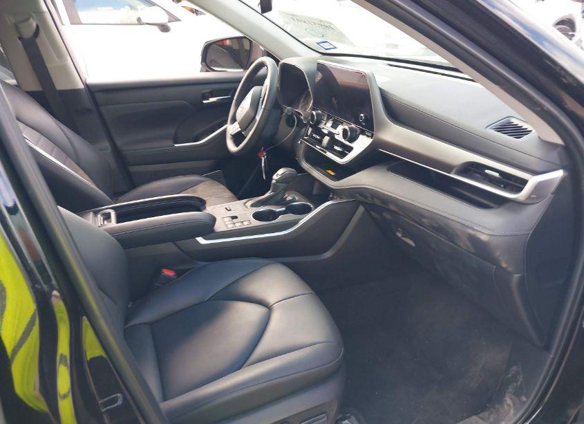Photo 5 of 2024 Toyota Highlander XLE (VIN 5TDKDRAH3RS532987)