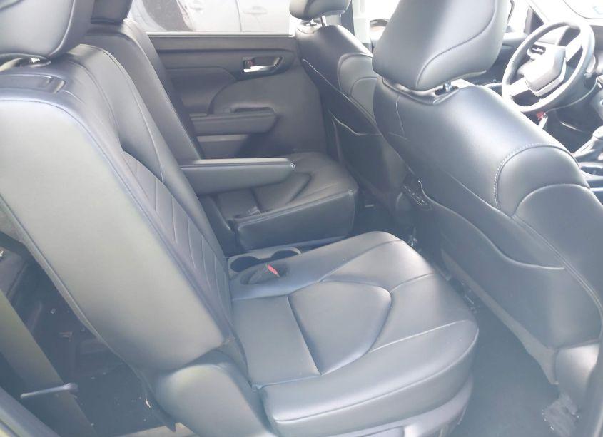 Photo 8 of 2024 Toyota Highlander XLE (VIN 5TDKDRAH3RS532987)