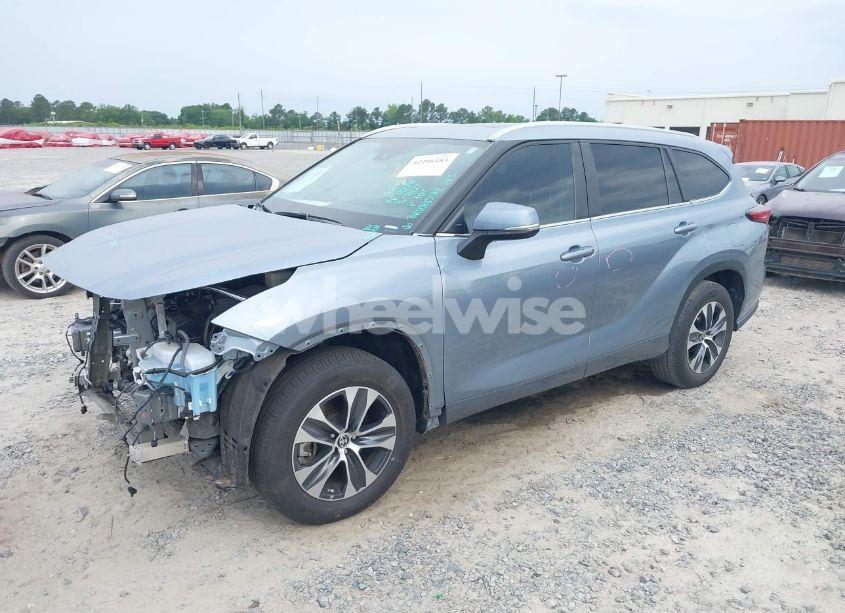 Photo 2 of 2023 Toyota Highlander XLE (VIN 5TDKDRAH4PS040014)