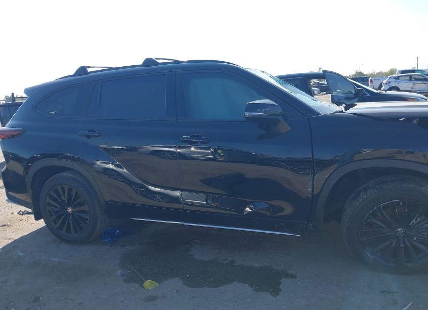 Photo 13 of 2024 Toyota Highlander XSE (VIN 5TDKDRAH4RS529886)