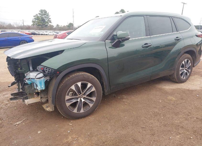 Photo 2 of 2024 Toyota Highlander XLE (VIN 5TDKDRAH4RS541410)