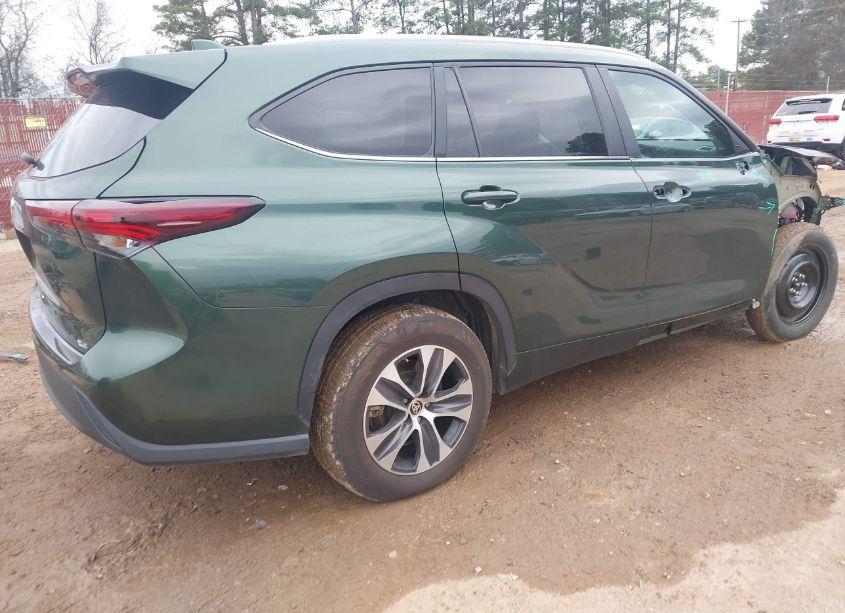 Photo 4 of 2024 Toyota Highlander XLE (VIN 5TDKDRAH4RS541410)