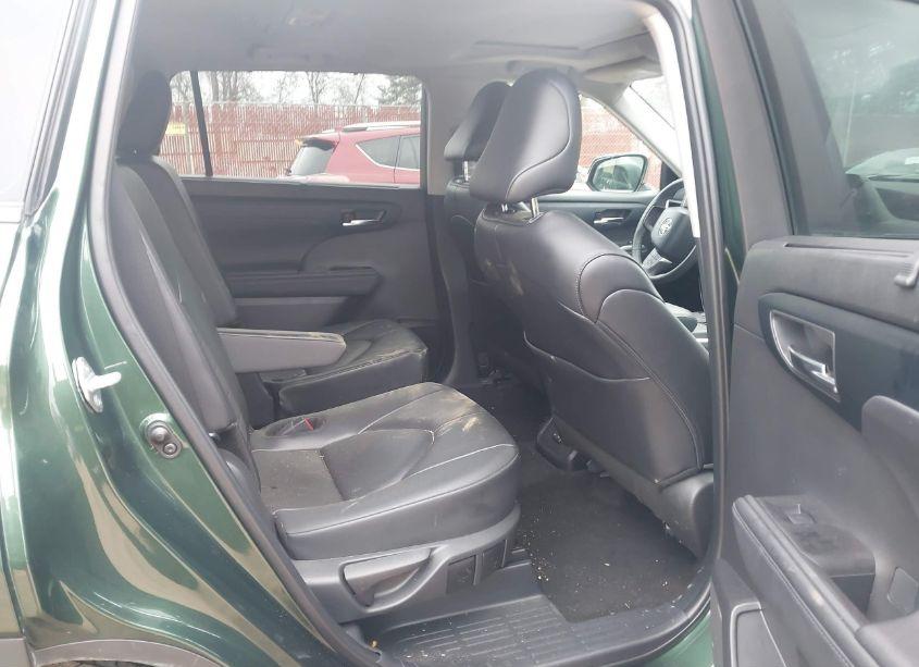 Photo 8 of 2024 Toyota Highlander XLE (VIN 5TDKDRAH4RS541410)