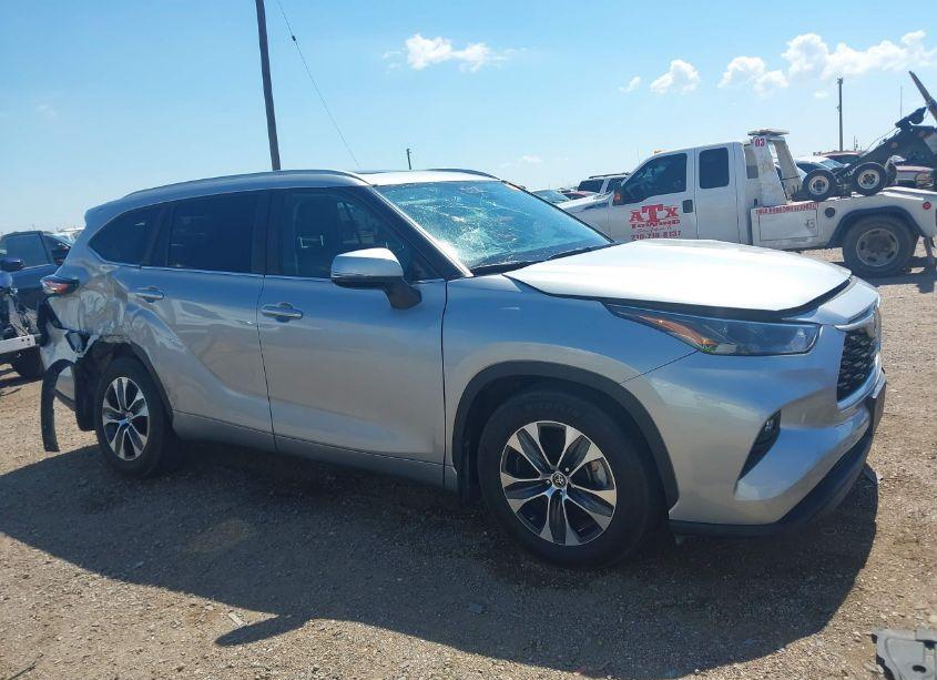 Photo 13 of 2023 Toyota Highlander XLE (VIN 5TDKDRAH5PS025750)