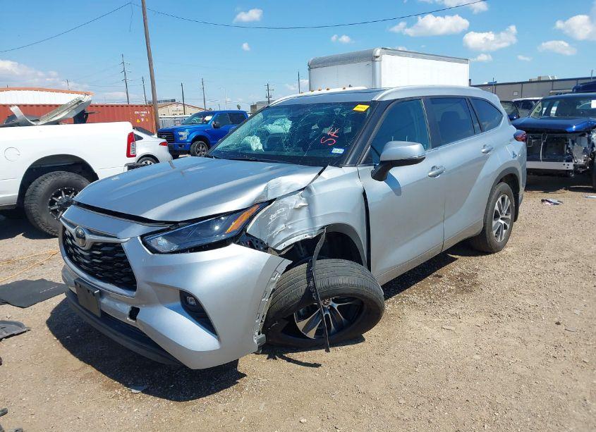 Photo 2 of 2023 Toyota Highlander XLE (VIN 5TDKDRAH5PS025750)