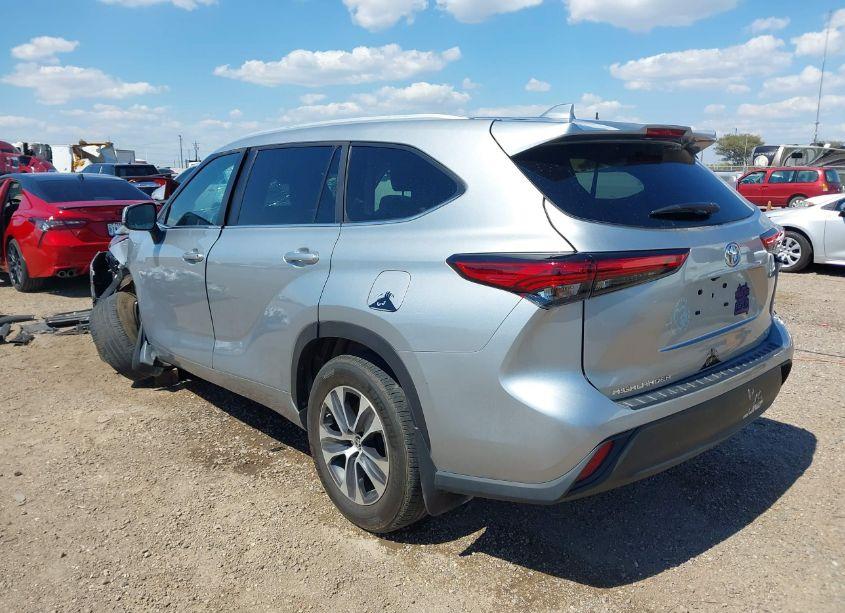 Photo 3 of 2023 Toyota Highlander XLE (VIN 5TDKDRAH5PS025750)