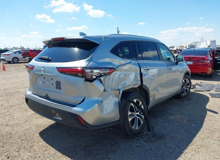 Photo 4 of 2023 Toyota Highlander XLE (VIN 5TDKDRAH5PS025750)