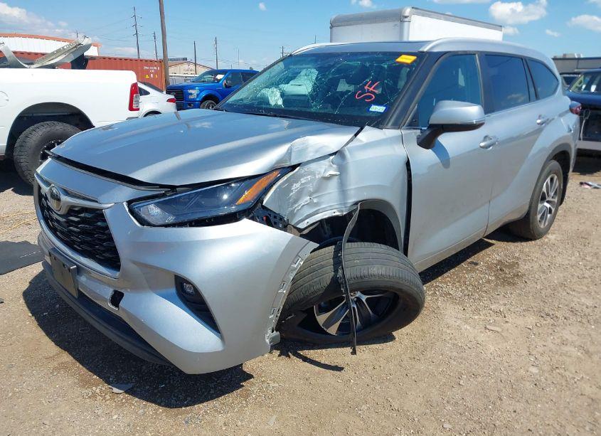 Photo 6 of 2023 Toyota Highlander XLE (VIN 5TDKDRAH5PS025750)