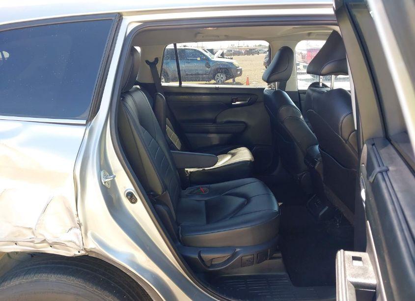 Photo 8 of 2023 Toyota Highlander XLE (VIN 5TDKDRAH5PS025750)