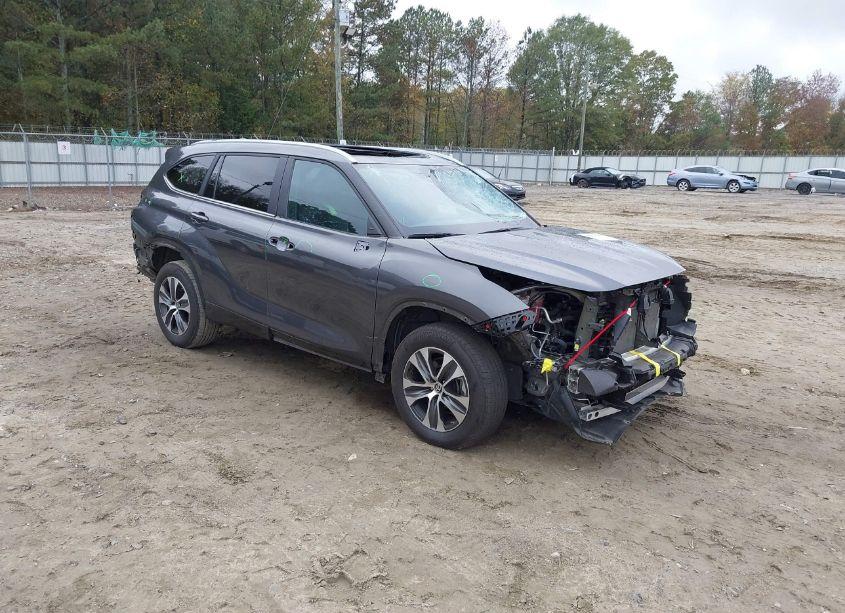 2023 Toyota Highlander XLE (VIN 5TDKDRAH5PS032214) main photo