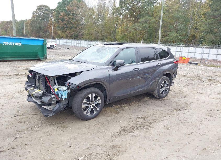 Photo 2 of 2023 Toyota Highlander XLE (VIN 5TDKDRAH5PS032214)