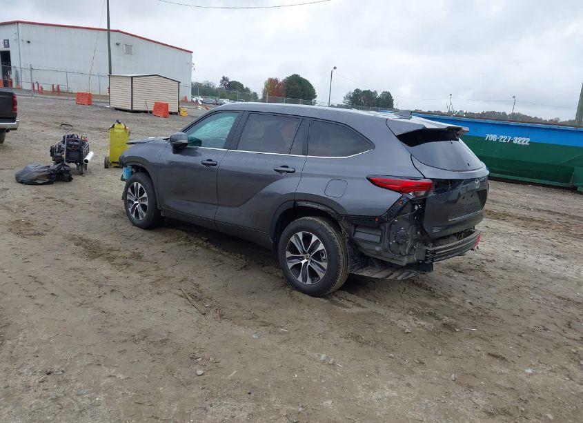 Photo 3 of 2023 Toyota Highlander XLE (VIN 5TDKDRAH5PS032214)