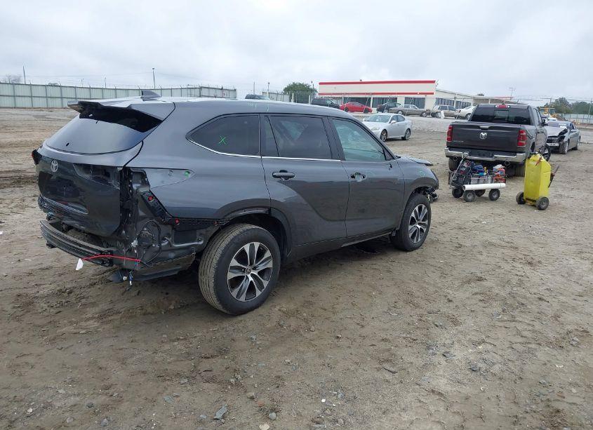 Photo 4 of 2023 Toyota Highlander XLE (VIN 5TDKDRAH5PS032214)