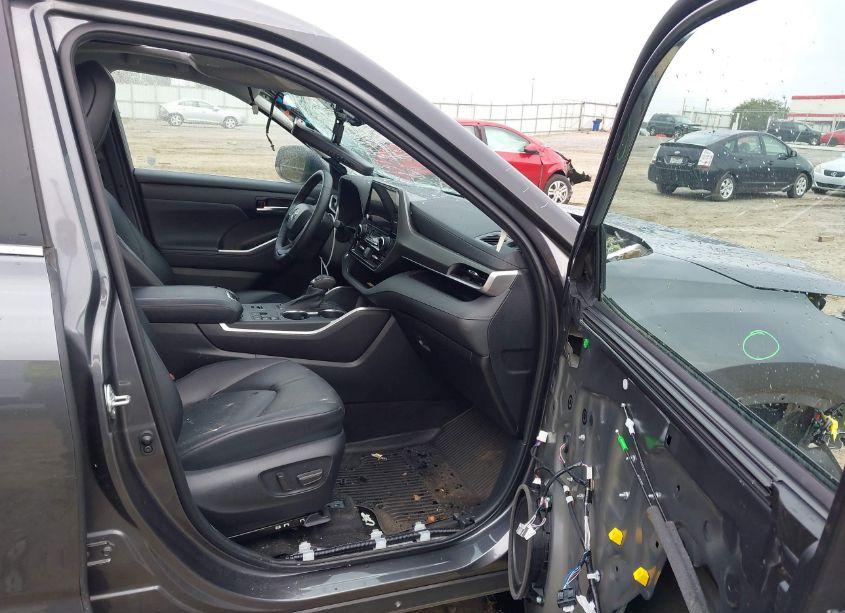 Photo 5 of 2023 Toyota Highlander XLE (VIN 5TDKDRAH5PS032214)