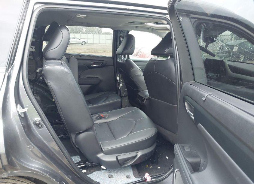 Photo 8 of 2023 Toyota Highlander XLE (VIN 5TDKDRAH5PS032214)