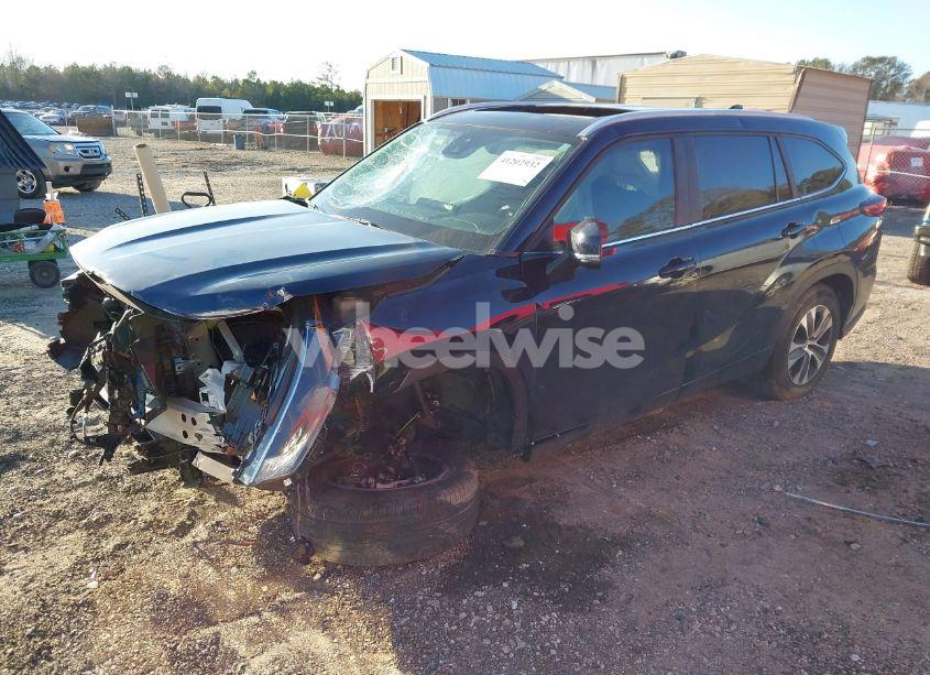 Photo 2 of 2023 Toyota Highlander XLE (VIN 5TDKDRAH5PS043164)