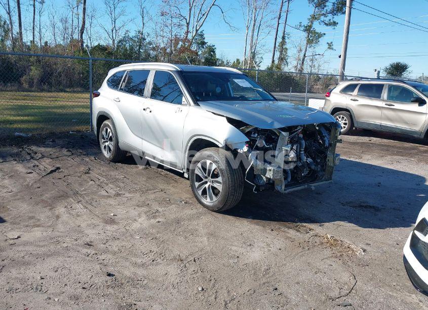 2024 Toyota Highlander XLE (VIN 5TDKDRAH5RS049923) main photo