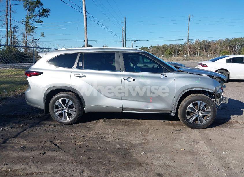 Photo 13 of 2024 Toyota Highlander XLE (VIN 5TDKDRAH5RS049923)